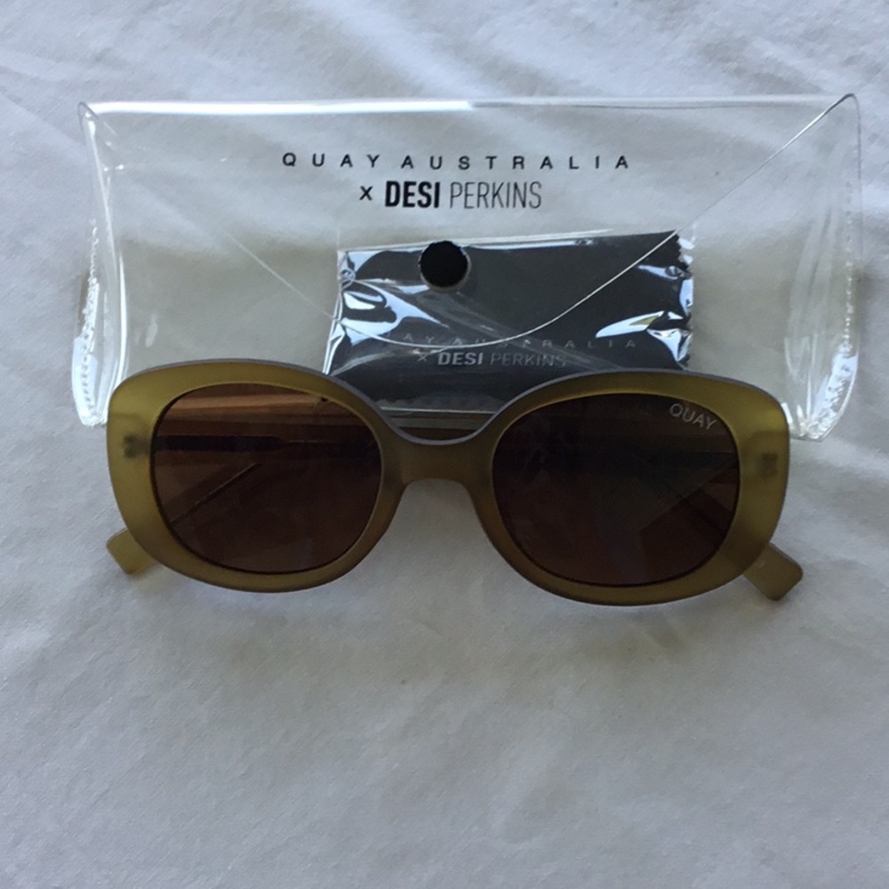Quay light brown stylish sunglasses.